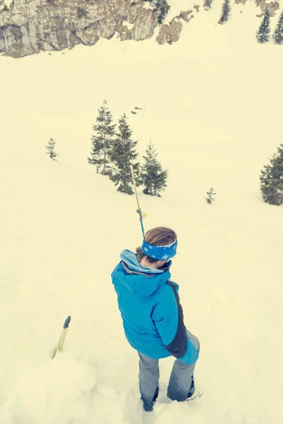 Resgate feminino em busca de avalanche vítima . — Fotografia de Stock