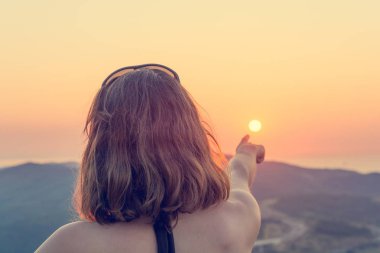 Çekici esmer güneş ayarı doğru işaret.