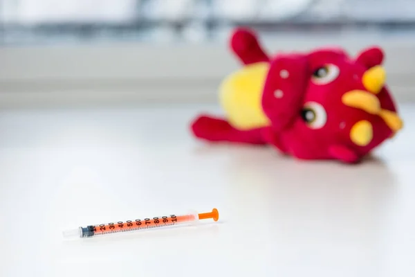 아이 병원 테이블에 인슐린 주사기. — 스톡 사진