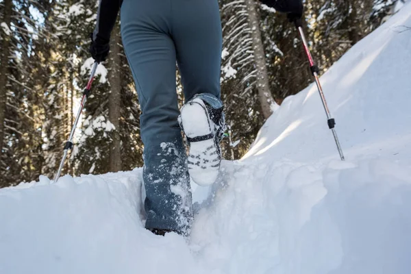 Primer plano de las botas de senderismo en un sendero de nieve . — Foto de Stock