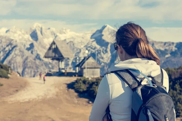 Vrouw genieten van uitzicht op de bergen. — Stockfoto