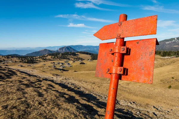 Roter Pfeil und Wegweiser für Wanderer. — Stockfoto