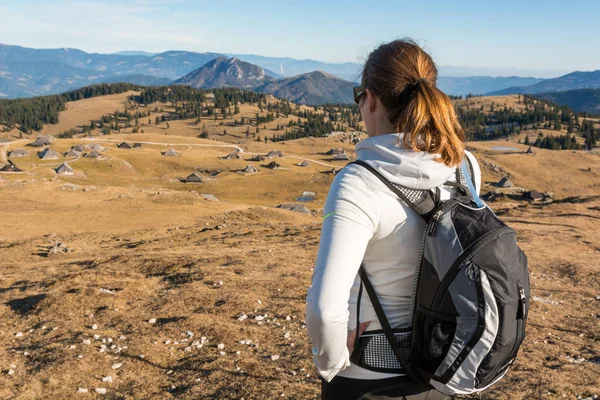 Woman enjoying highland settlement view. — Stock Photo, Image