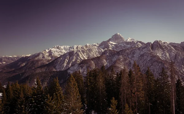 Sneeuw overdekte berg ridge. — Stockfoto