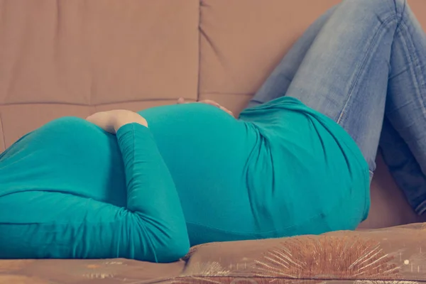 Gros plan du ventre enceinte . — Photo