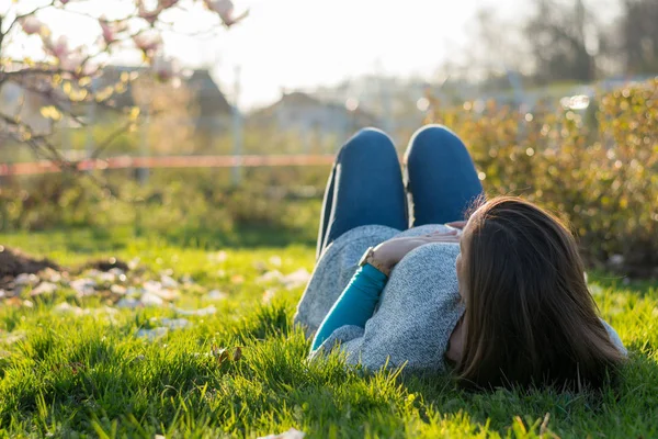 Expecting mother lying on grass in public park. — Stock Photo, Image