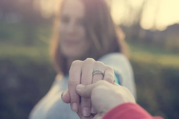 Onlangs betrokken paar hand in hand. — Stockfoto