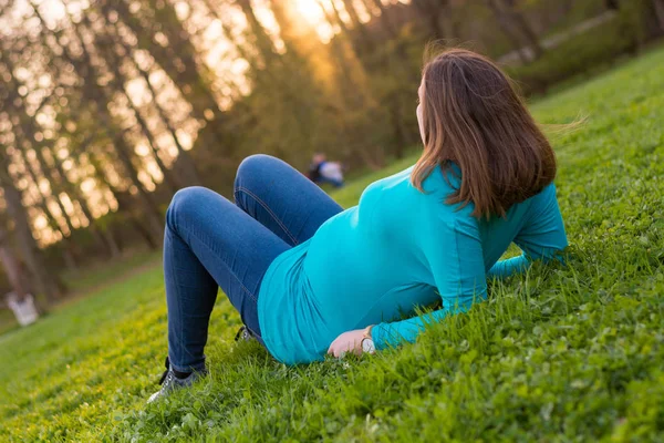 Expecting mother relaxing on grass. — Stock Photo, Image