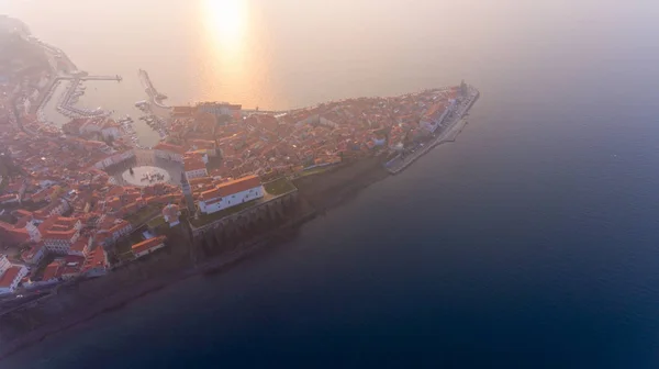 Letecký pohled na středomořské pobřežní města při západu slunce. — Stock fotografie