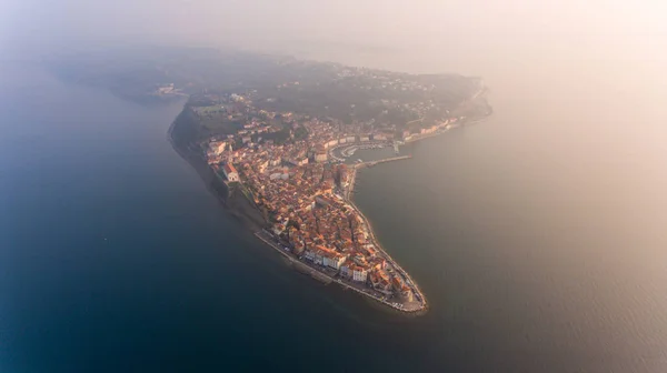 Вид з повітря на середземноморське прибережне місто . — стокове фото
