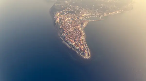 Vista aérea de la ciudad costera mediterránea . — Foto de Stock