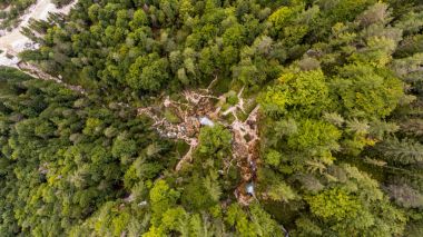 Çiftli su sonbahar görünümü bırakın.