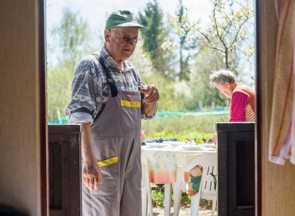 Oudere man op zoek naar een hut. — Stockfoto
