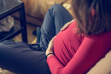 Hamile karnı tutan anne closeup.