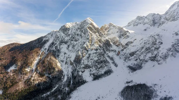 Vista espetacular do cume de montanha coberto de neve . — Fotografia de Stock