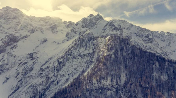 Nádherný výhled na sněhu zahrnuty horský hřeben. — Stock fotografie