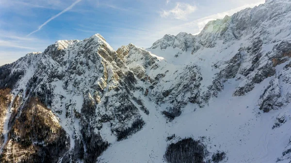 Vista espetacular do cume de montanha coberto de neve . — Fotografia de Stock