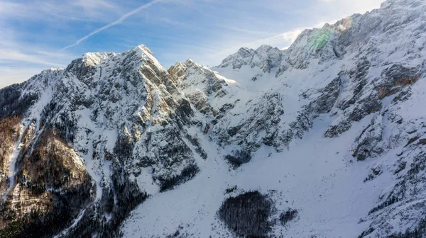 雪の壮大な眺めは、山の尾根を覆われて. — ストック写真