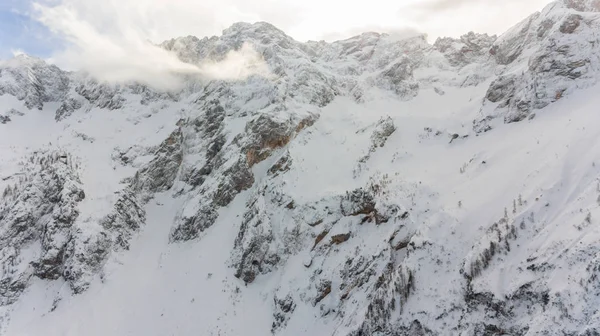 Spektakuläre Aussicht auf den schneebedeckten Bergrücken. — Stockfoto