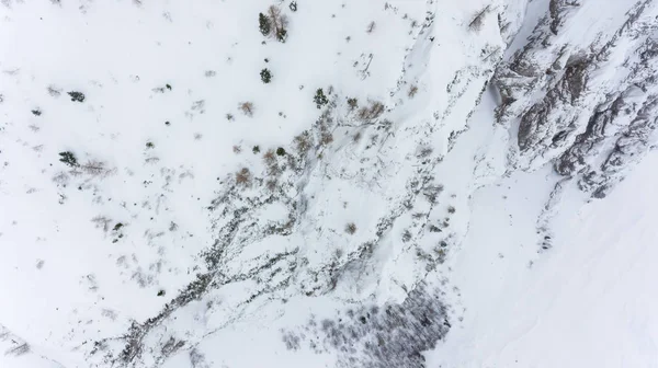 雪に覆われた山の斜面のビュー] ドロップダウンします。. — ストック写真