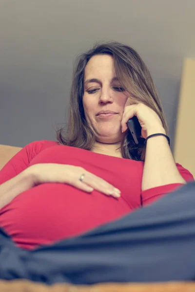 Une femme enceinte passe un coup de fil . — Photo