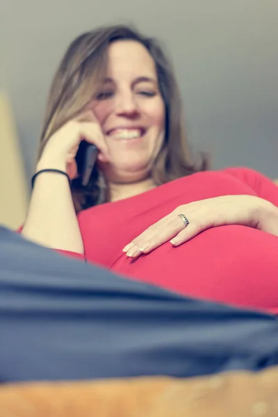 Attendre une femme parlant au téléphone et recevant de bonnes nouvelles . — Photo