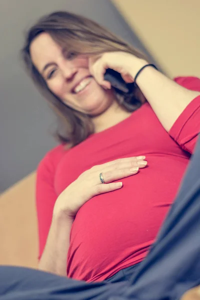 Attendre une femme parlant au téléphone et recevant de bonnes nouvelles . — Photo