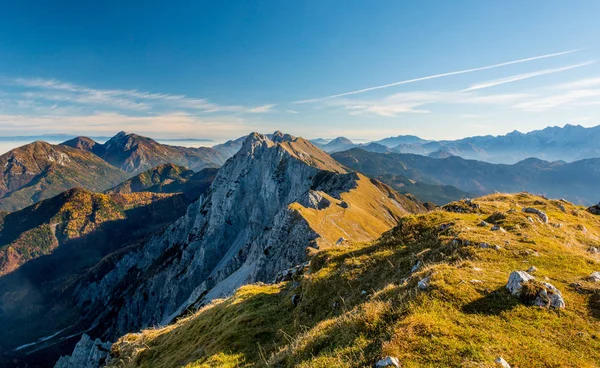 Panoramablick auf den spektakulären Bergrücken. — Stockfoto