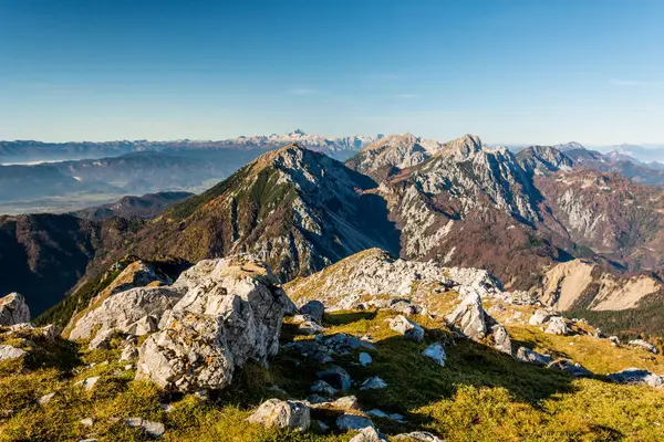 Panoramablick auf den spektakulären Bergrücken. — Stockfoto