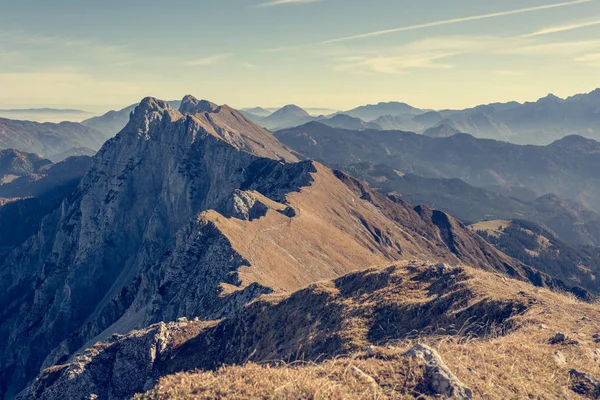 Panoramablick auf den spektakulären Bergrücken. — Stockfoto