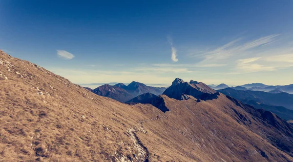 Flygfoto över spektakulära bergsryggen i höstfärger. — Stockfoto