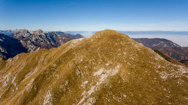 Vista aérea de la espectacular cresta montañosa en colores otoñales . —  Fotos de Stock