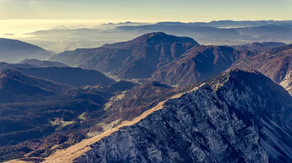 Vue aérienne de spectaculaire crête de montagne aux couleurs automnales . — Photo