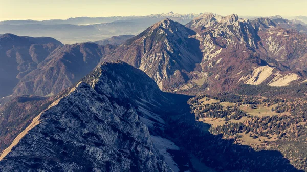 Letecký pohled na nádherný horský hřeben v barvách podzimu. — Stock fotografie