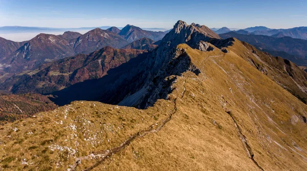 Aerial view of spectacular mountain ridge in autumn colors. — Stock Photo, Image