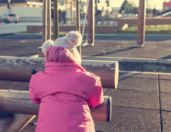 Barn utforskar utomhus gym och lära sig att stå. — Stockfoto