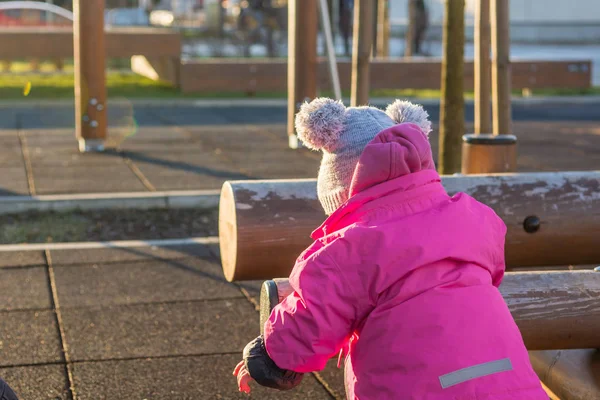 Barn utforskar utomhus gym och lära sig att stå. — Stockfoto