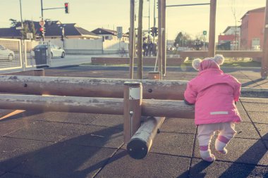 Çocuk açık spor salonu keşfetmek ve durmak öğrenme.