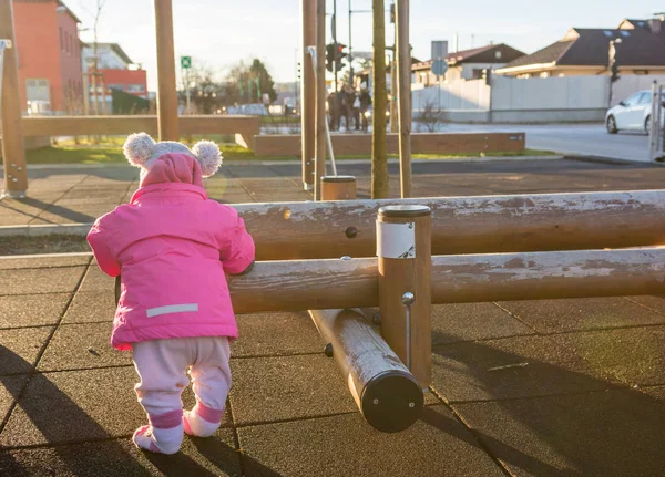Barn utforskar utomhus gym och lära sig att stå. — Stockfoto