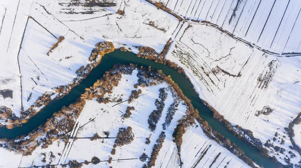 鸟瞰 "河湾" 通过积雪覆盖的田野. — 图库照片