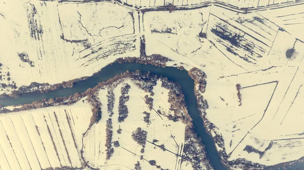 Вид с воздуха изгиб реки мимо заснеженных полей . — стоковое фото