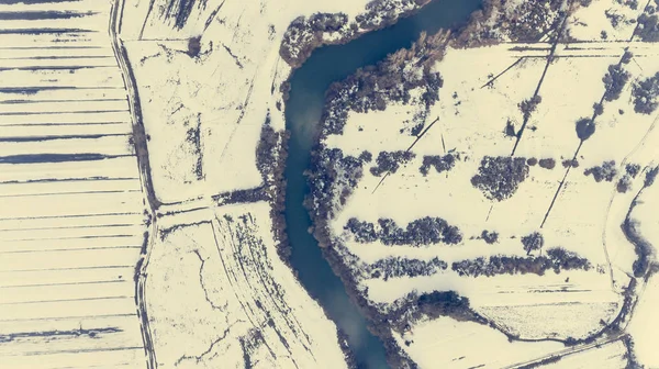 Vista aérea riverbend passando campos cobertos de neve . — Fotografia de Stock