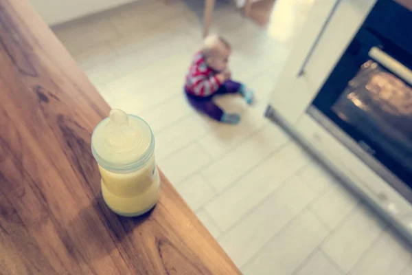 Дитина грає на кухні . — стокове фото