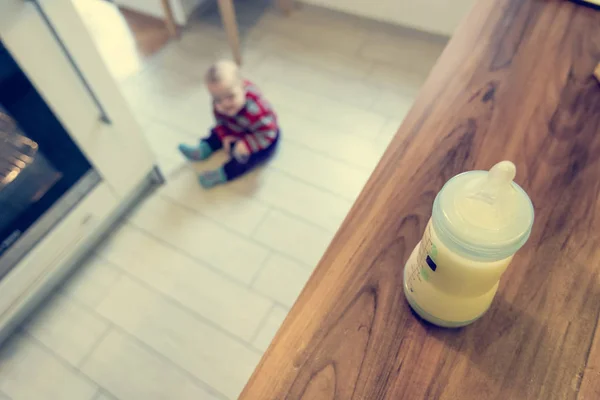 Bebé jugando en la cocina . —  Fotos de Stock