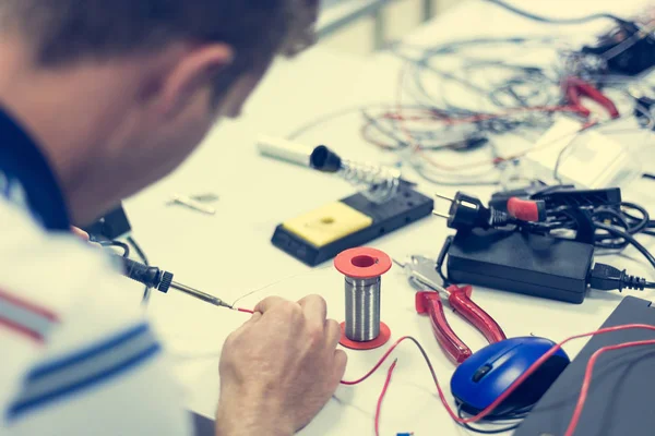 Alambres de soldadura para electricistas . — Foto de Stock