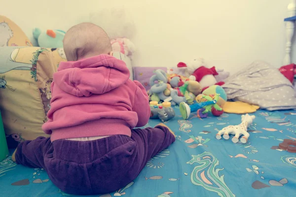 Bebé jugando con juguetes . —  Fotos de Stock