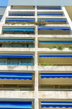 Birçok balkona sahip modern otel dairesi cephesi.