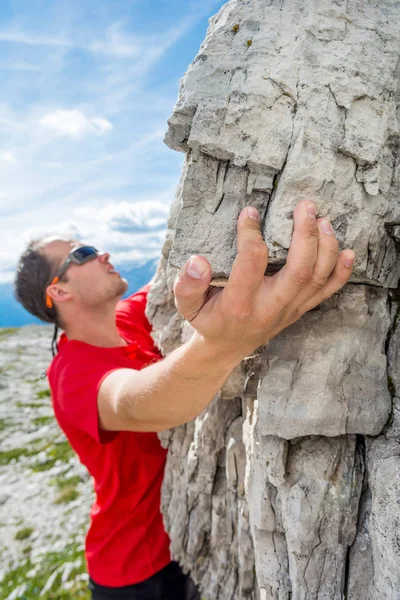 Active male free climbing outdoor. — Stock Photo, Image