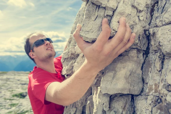 Closeup of climbers hand gripping a rock. — Stock Photo, Image