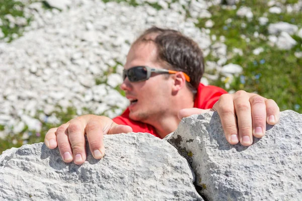 Male climber hanging from a rock. — Stock Photo, Image